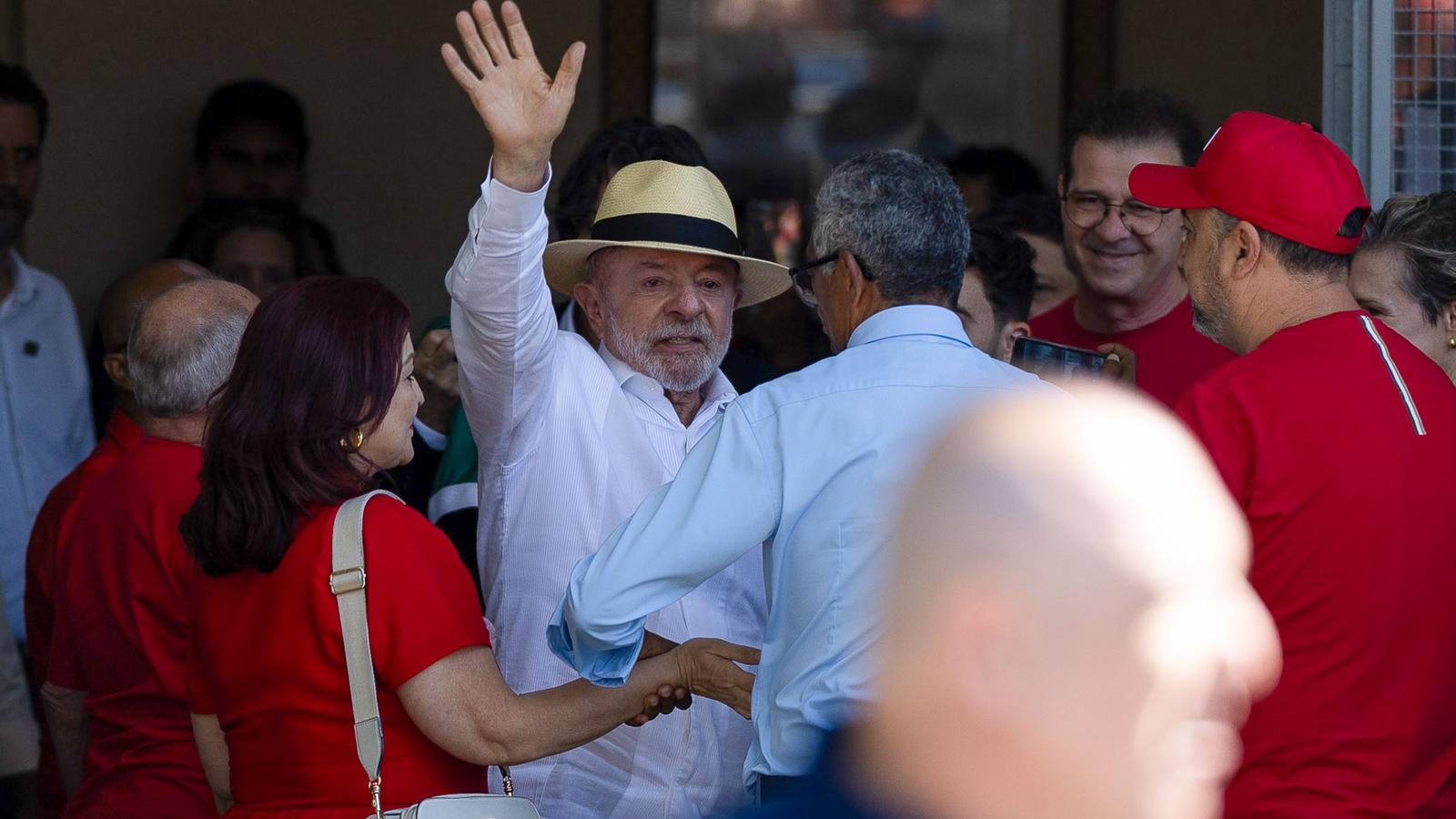 El presidente de Brasil y candidato a la reelección, Luiz Inácio Lula da Silva, antes de votar.
