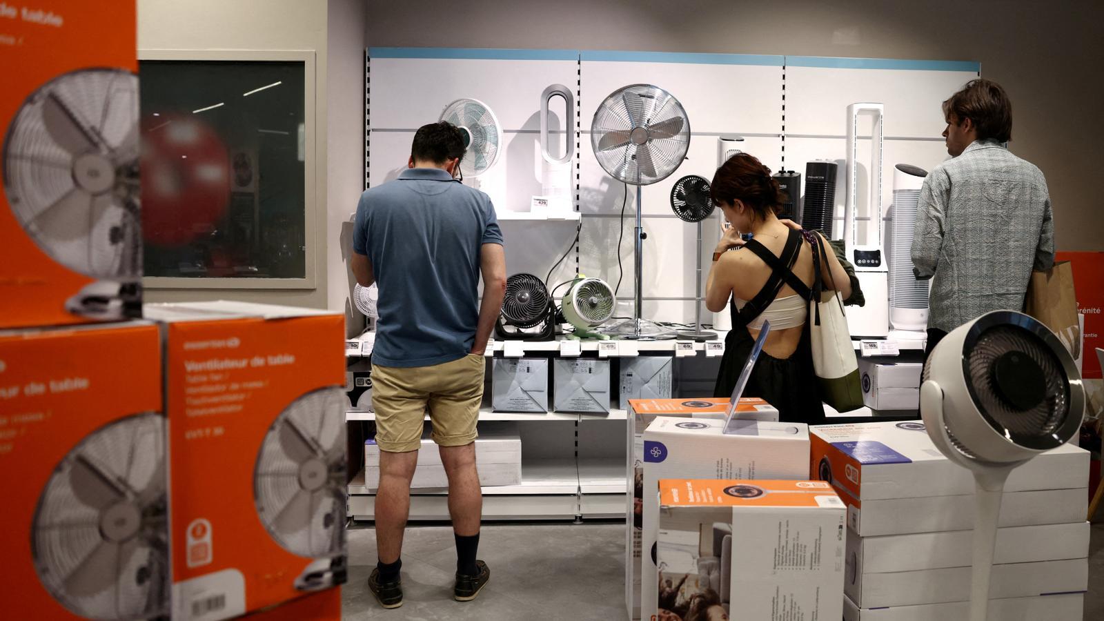 Una tienda de ventiladores hace negocio estos días de tanto calor en París.