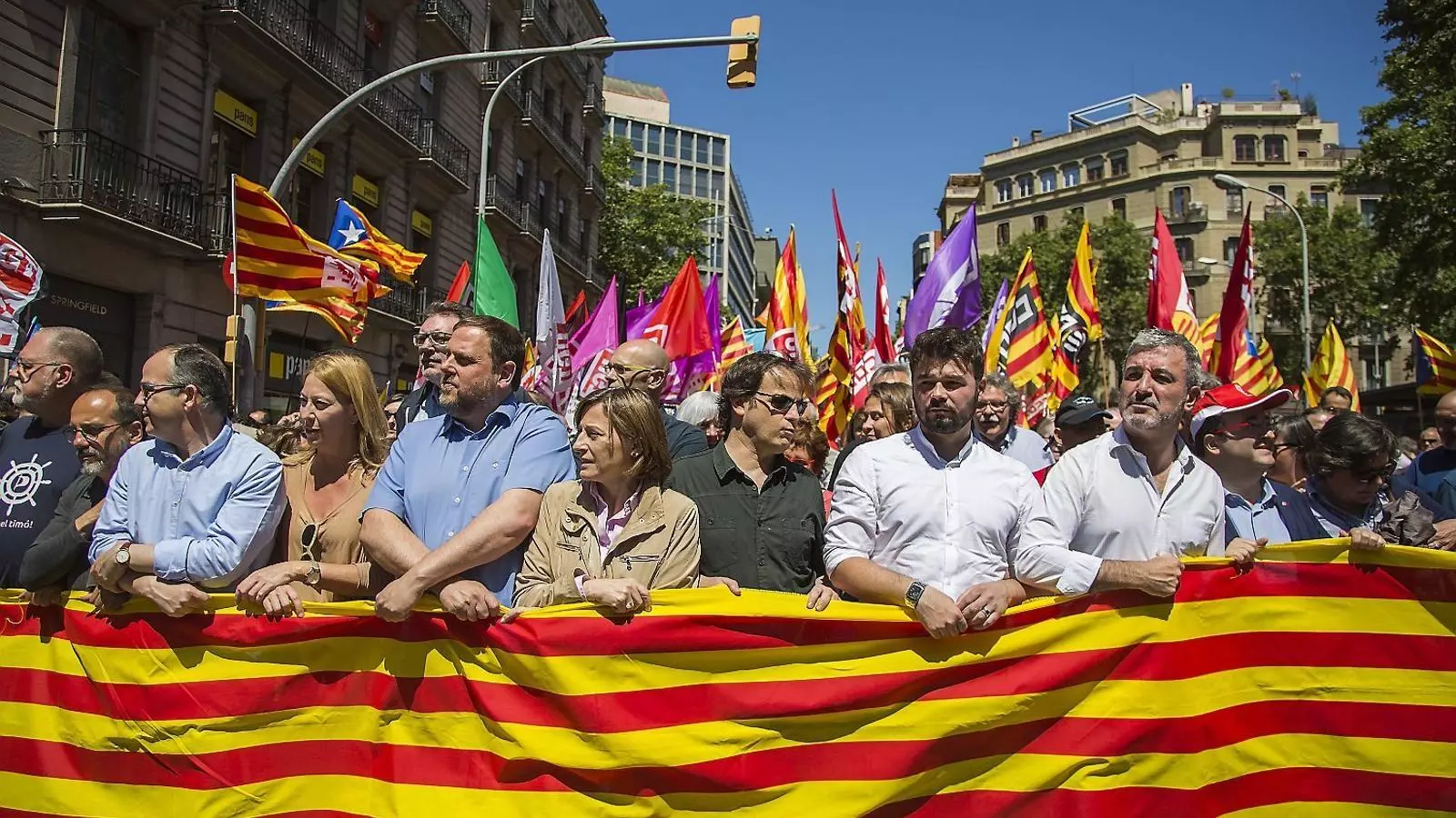 Manifestació a Barcelona, amb Carme Forcadell al capdavant, per protestar per les sentències del TC en contra del procés.