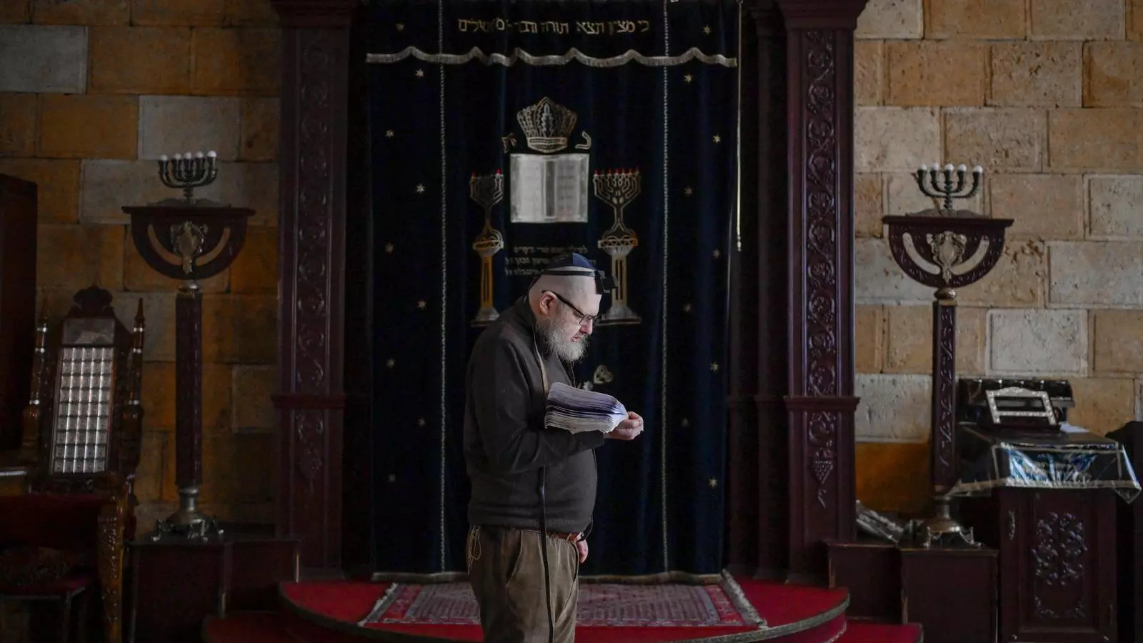 Un fidel jueu resa a la sinagoga Chabad d'Odessa