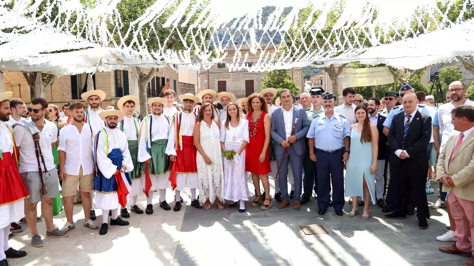 La presidenta del Govern de les Illes Balears, Francina Armengol, acompanyada pel conseller d’Educació i Formació Professional, Martí March; per la presidenta del Consell Insular de Mallorca, Catalina Cladera; pel batle de Pollença, Bartomeu Cifre, i els cossiers del municipi, entre altres autoritats.