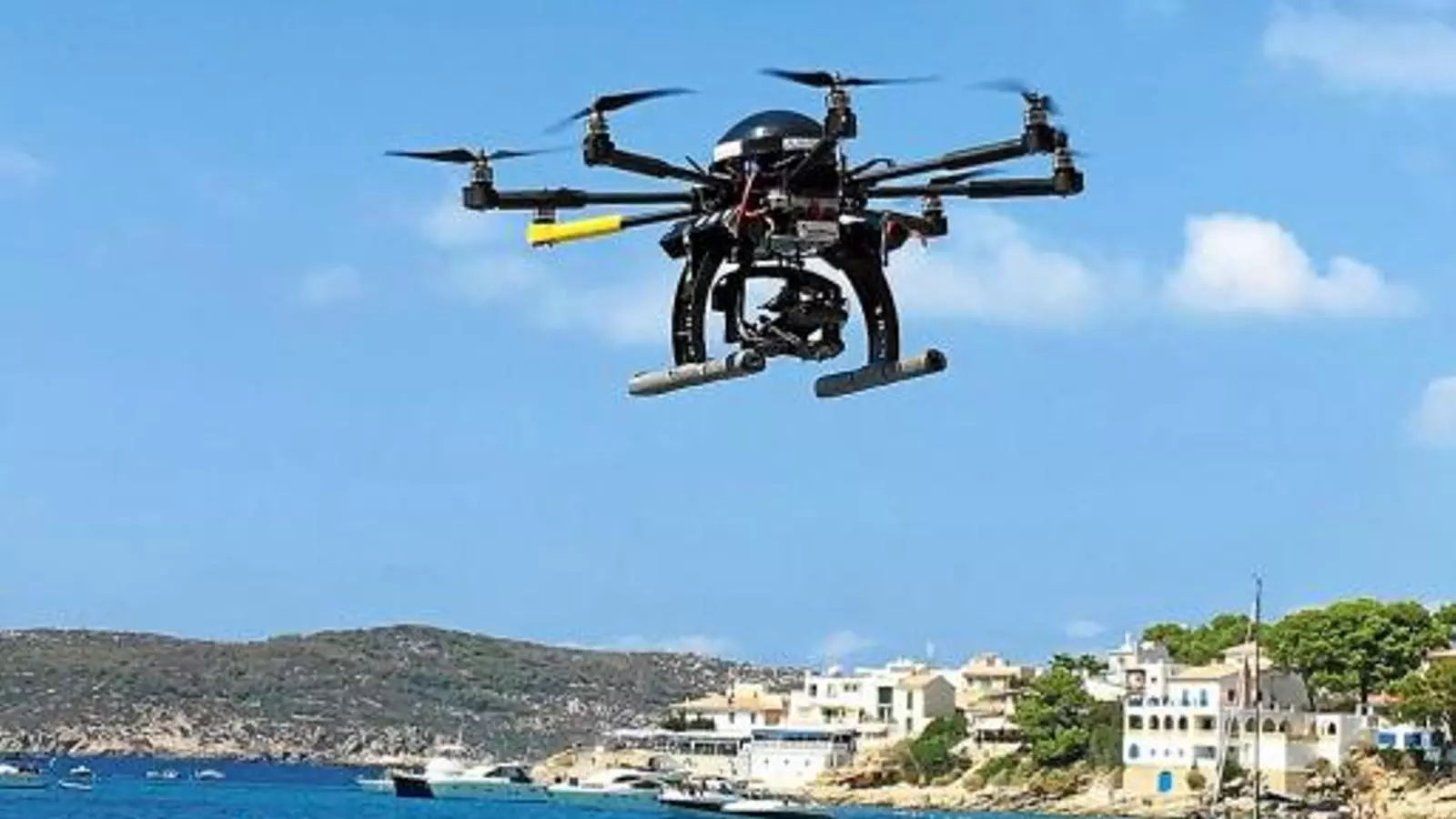 Un dron sobrevola la mar