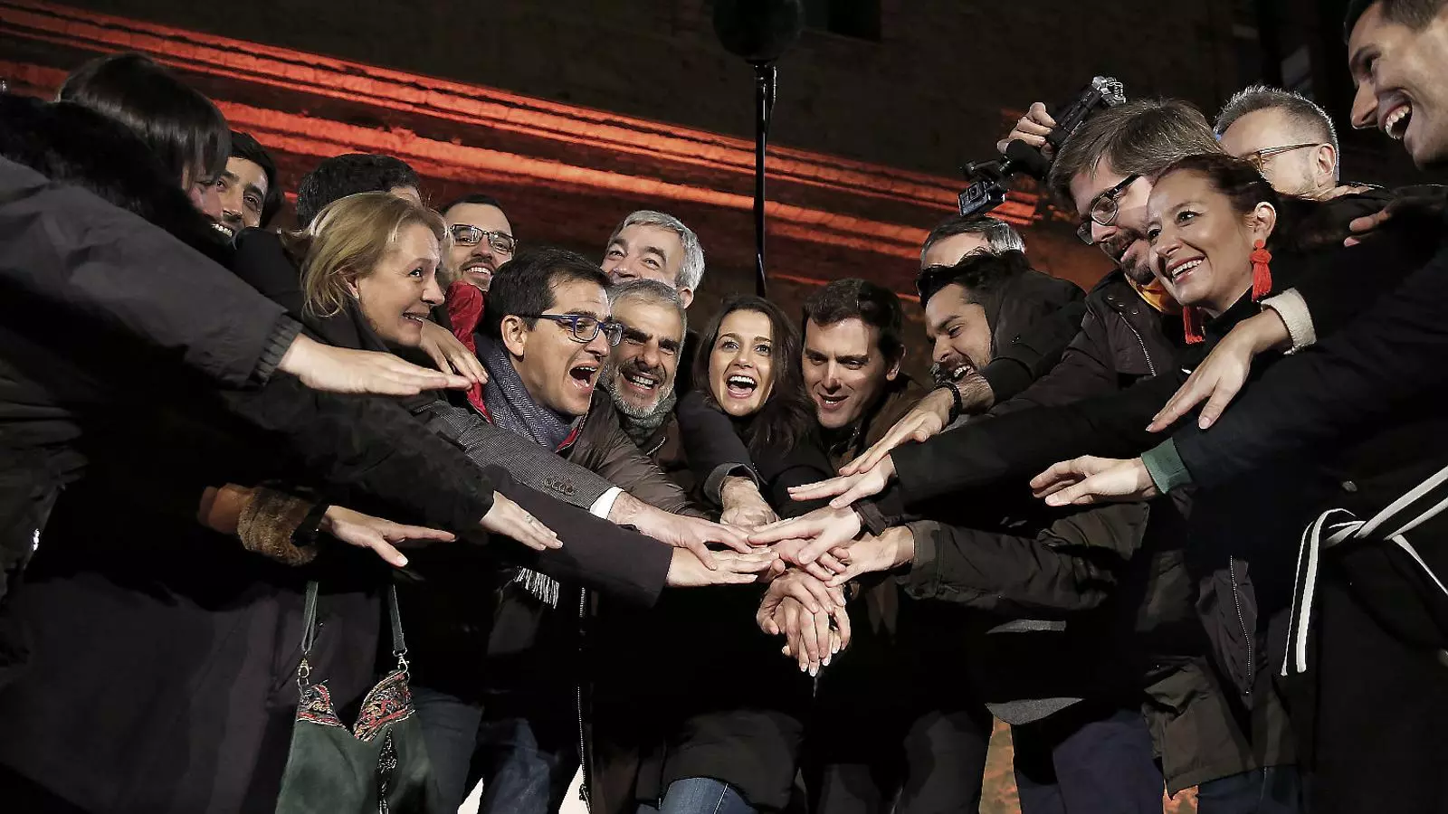01. Els dirigents de Ciutadans celebrant la primera posició la nit del 21-D. 02.El mapa de Catalunya amb el concepte de Tabàrnia que ha sacsejat les xarxes.