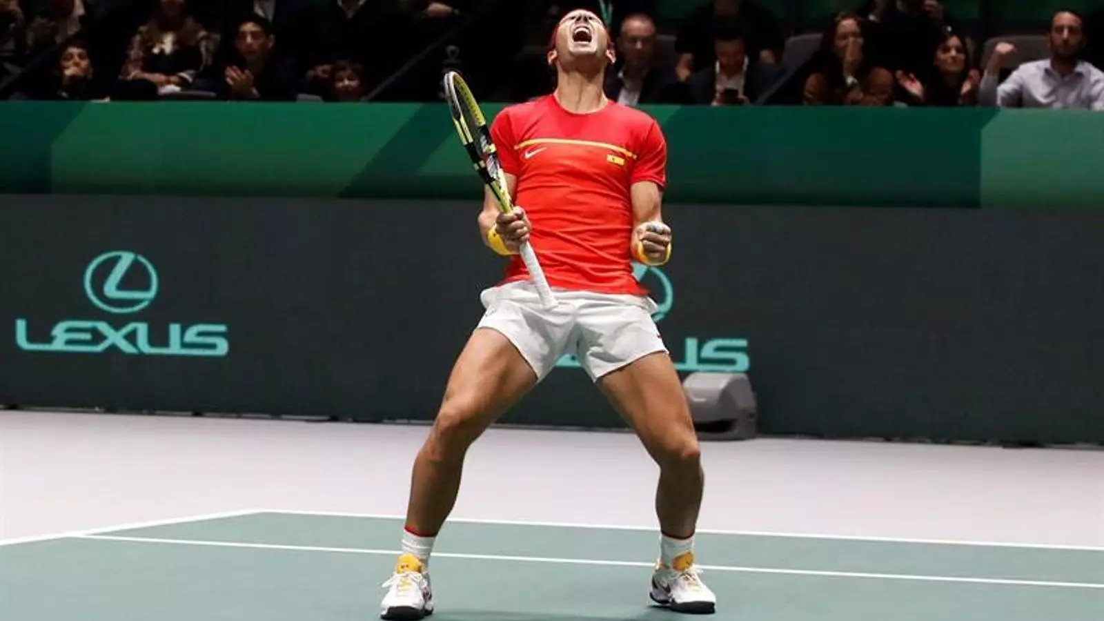 Rafael Nadal celebrant un punt durant el partit de dobles de semifinals davant Gran Bretanya