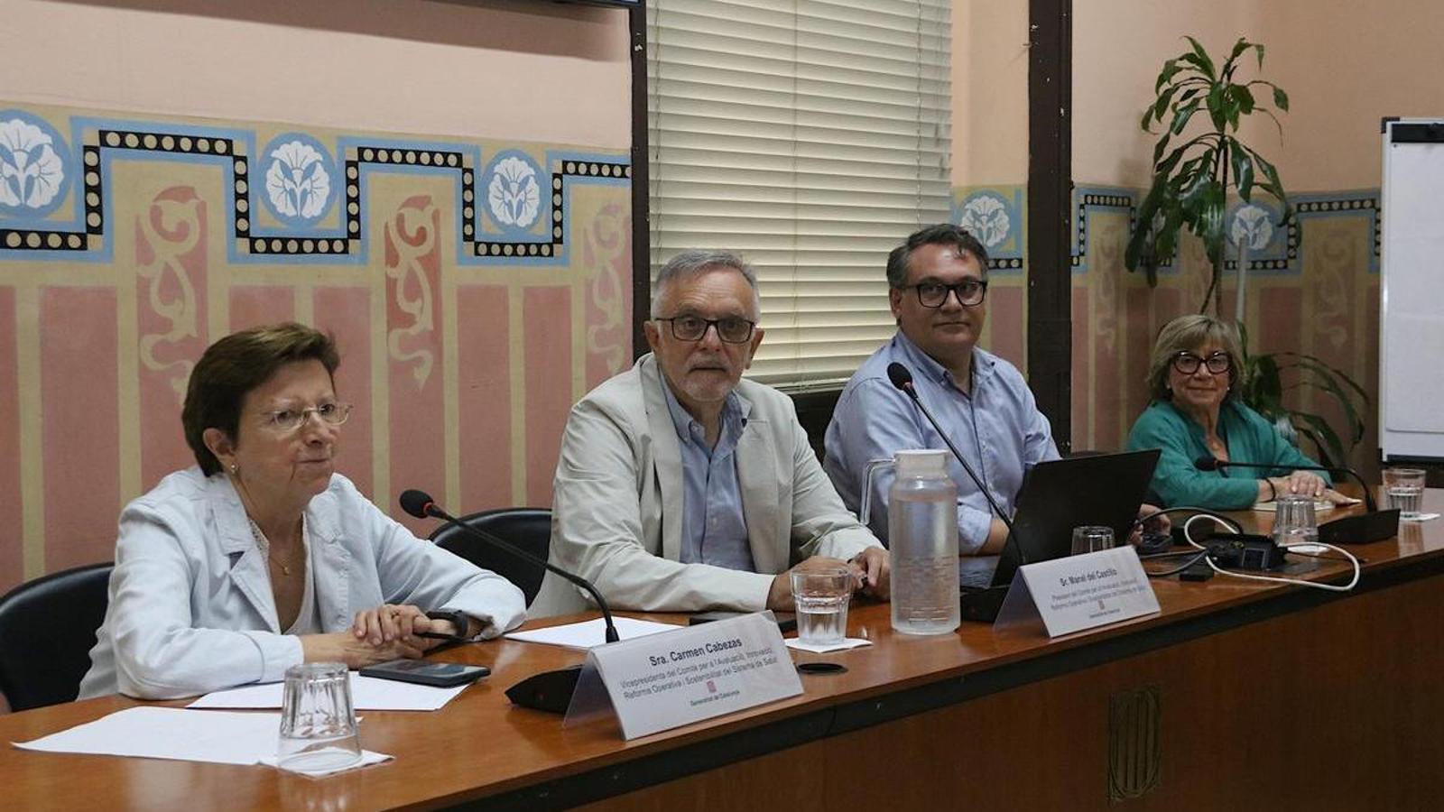 The president of the Committee for the Evaluation, Innovation, Operational Reform, and Sustainability of the Health System (CAIROS), Manel del Castillo, accompanied by the vice-president, Carmen Cabezas, and other members of the Department of Health.