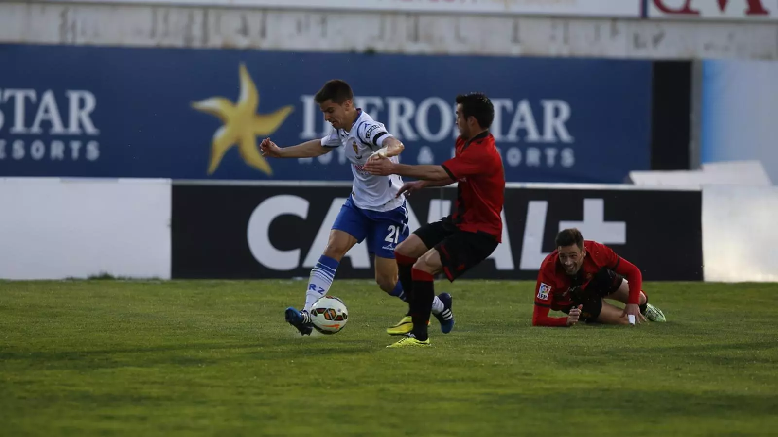 Joselu i Arana lluiten una pilota en el duel contra el Saragossa. / E. CALVO