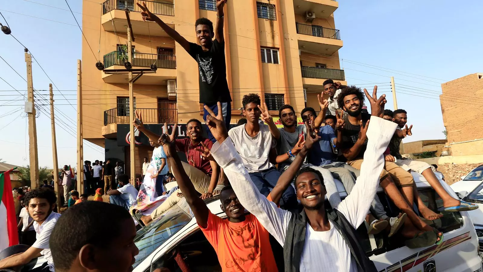 Somriures i símbols de la victòria pels carrers de la capital sudanesa