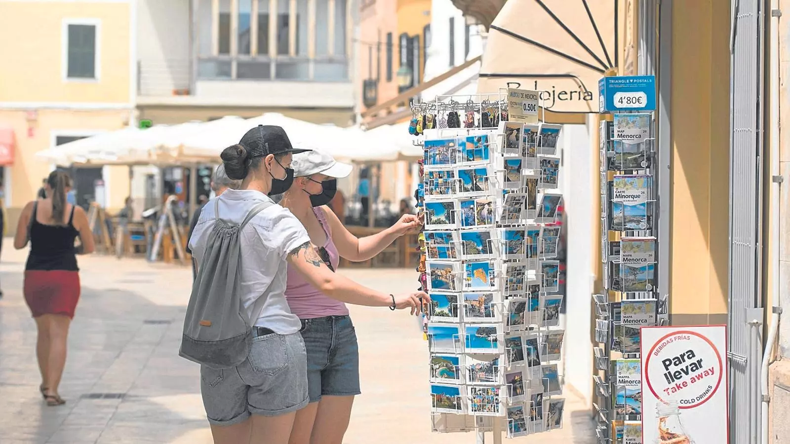 Turistes comprant i passejant pel centre antic de Ciutadella