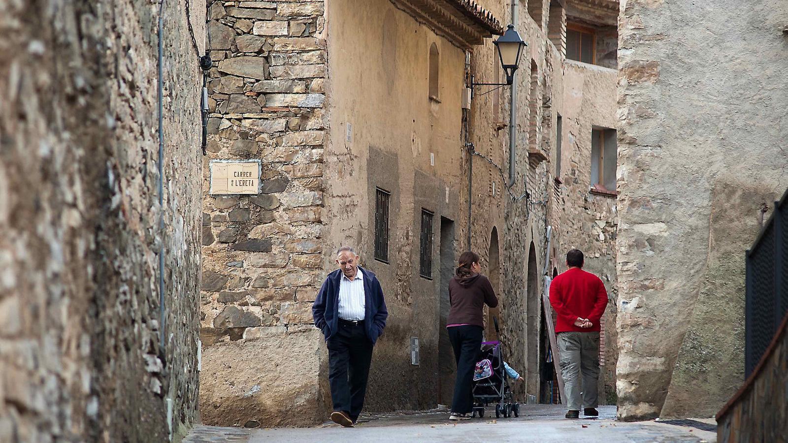 Un home gran i una família jove a la Vilella Alta. Escena poc habitual a l’interior de Tarragona.