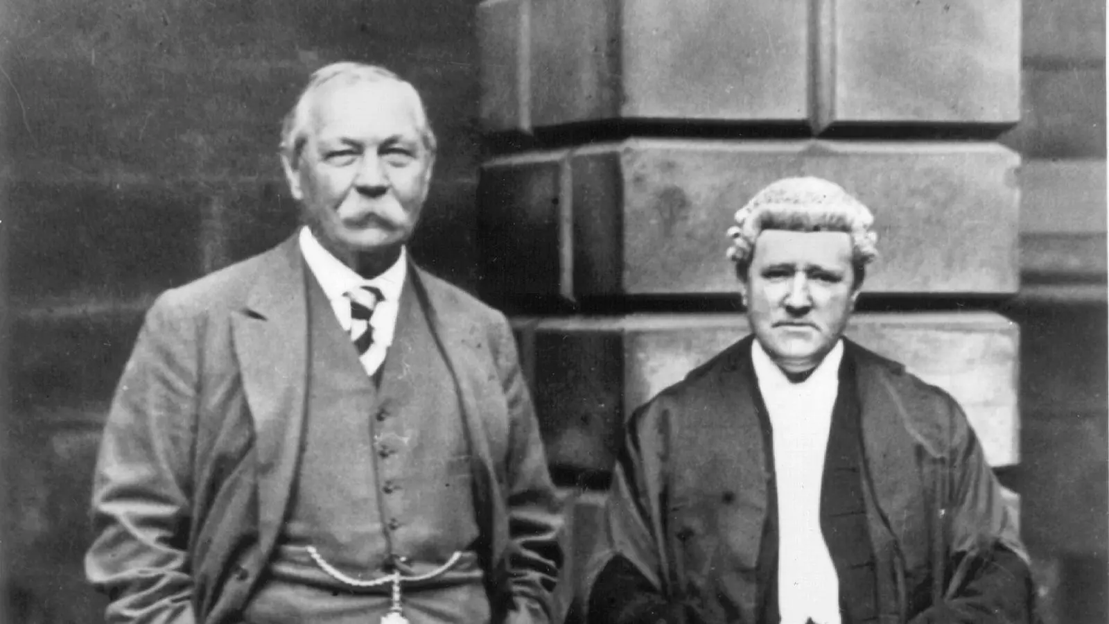 Conan Doyle (a l'esquerra) amb Craigie Atchinson, considerat actualment l'advocat penalista de tota la història d'Escòcia, durant la revisió del cas Slater el 1928