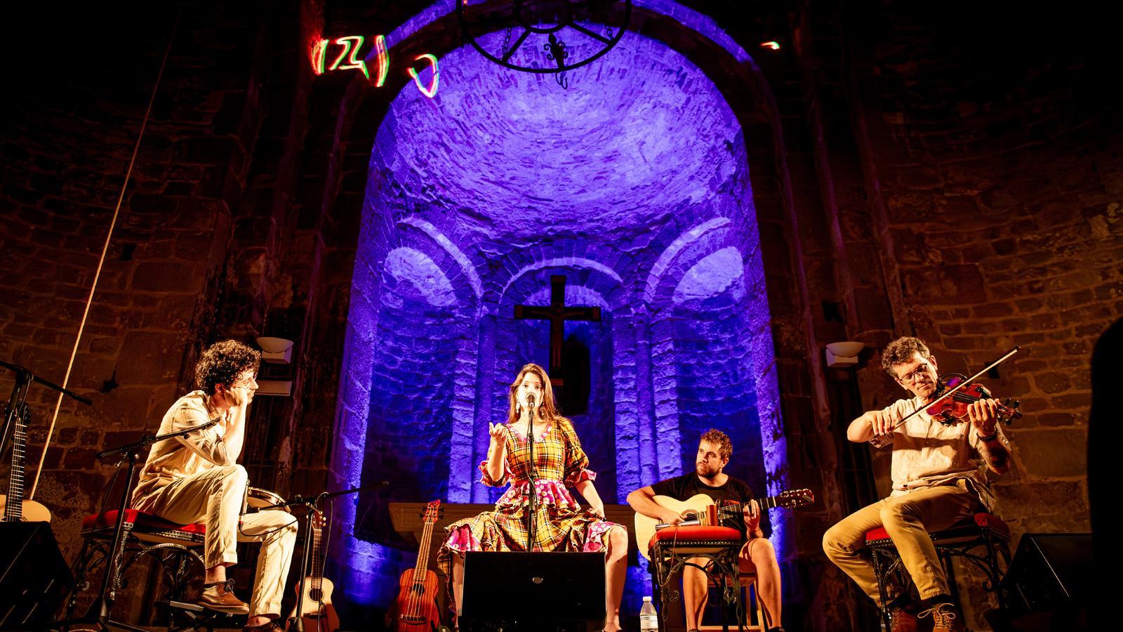 Magalí Sare, acompañada de Sebastià Gris y Albert Dondarza, sábado durante el concierto celebrado en el interior de la Colegiata de Sant Pere de Ponts, en el marco del festival.