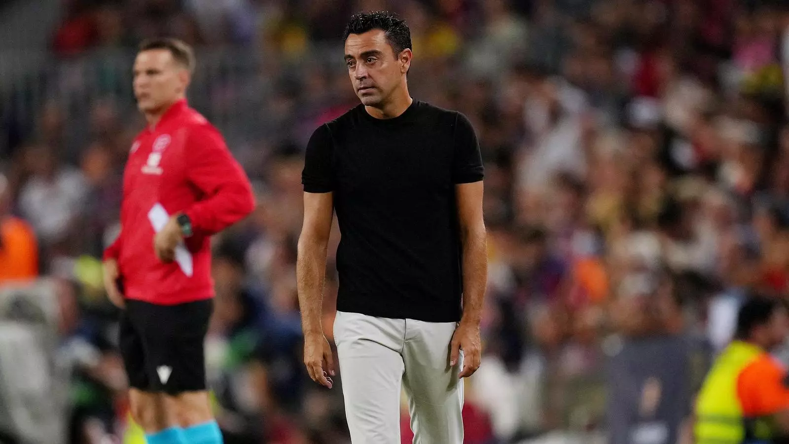 Xavi Hernández, a l'àrea tècnica del Camp Nou durant el Barça-Rayo.