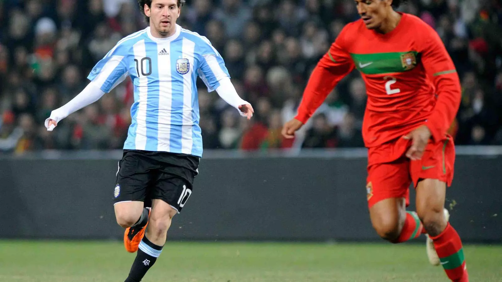 Messi pressiona Bruno Alves durant l'Argentina-Portugal.