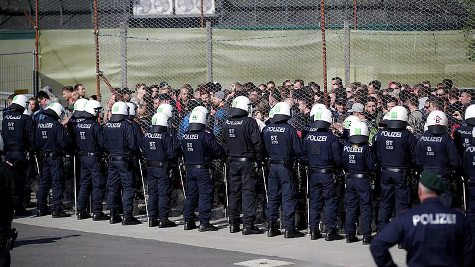 La policia austríaca fent exercicis per evitar que els migrants creuin la frontera amb Eslovènia a Spielfeld