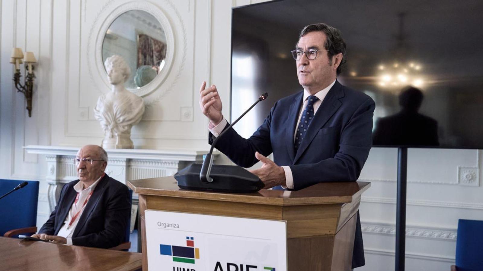 El presidente de la CEOE, Antonio Garamendi, este miércoles en el Curso de verano de la UIMP y la APIE.