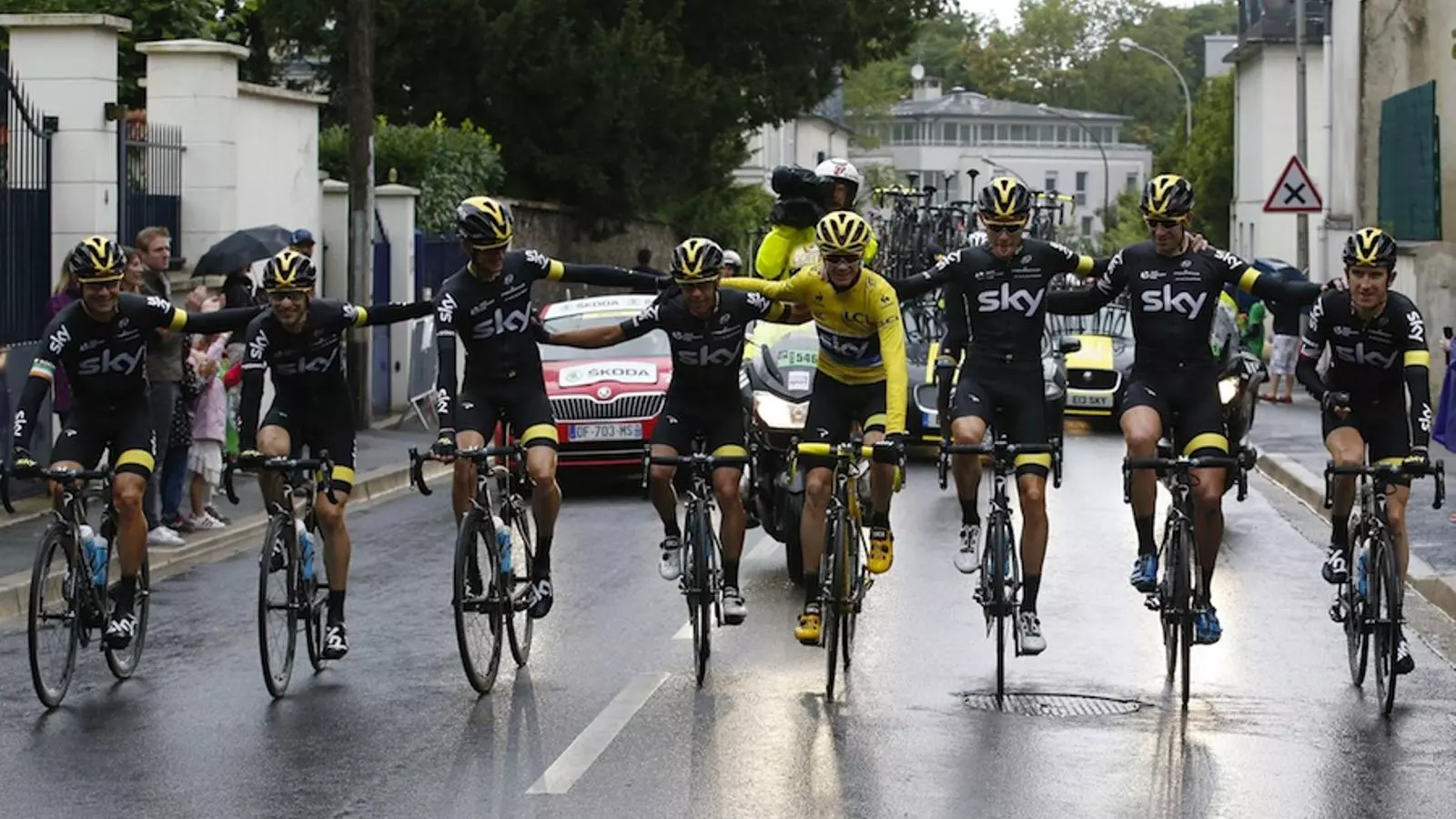 L'equip Sky celebra el triomf del seu líder, Chris Froome / SEBASTIEN NOGIER / EFE / EPA