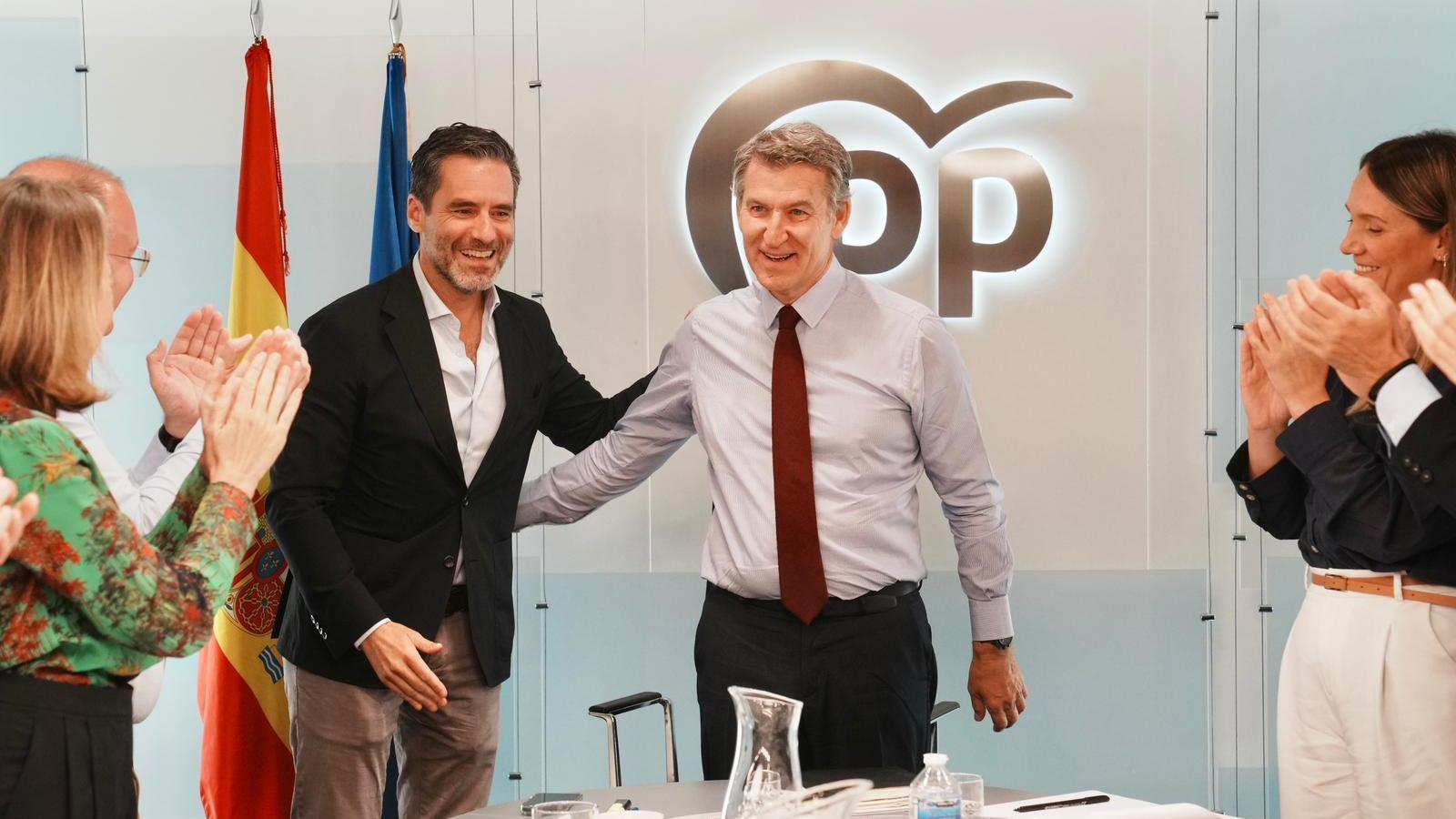El portavoz del PP, Borja Sémper, con el presidente del partido, Alberto Núñez Feijóo, en la vuelta del primero al comité de dirección tras la baja médica
