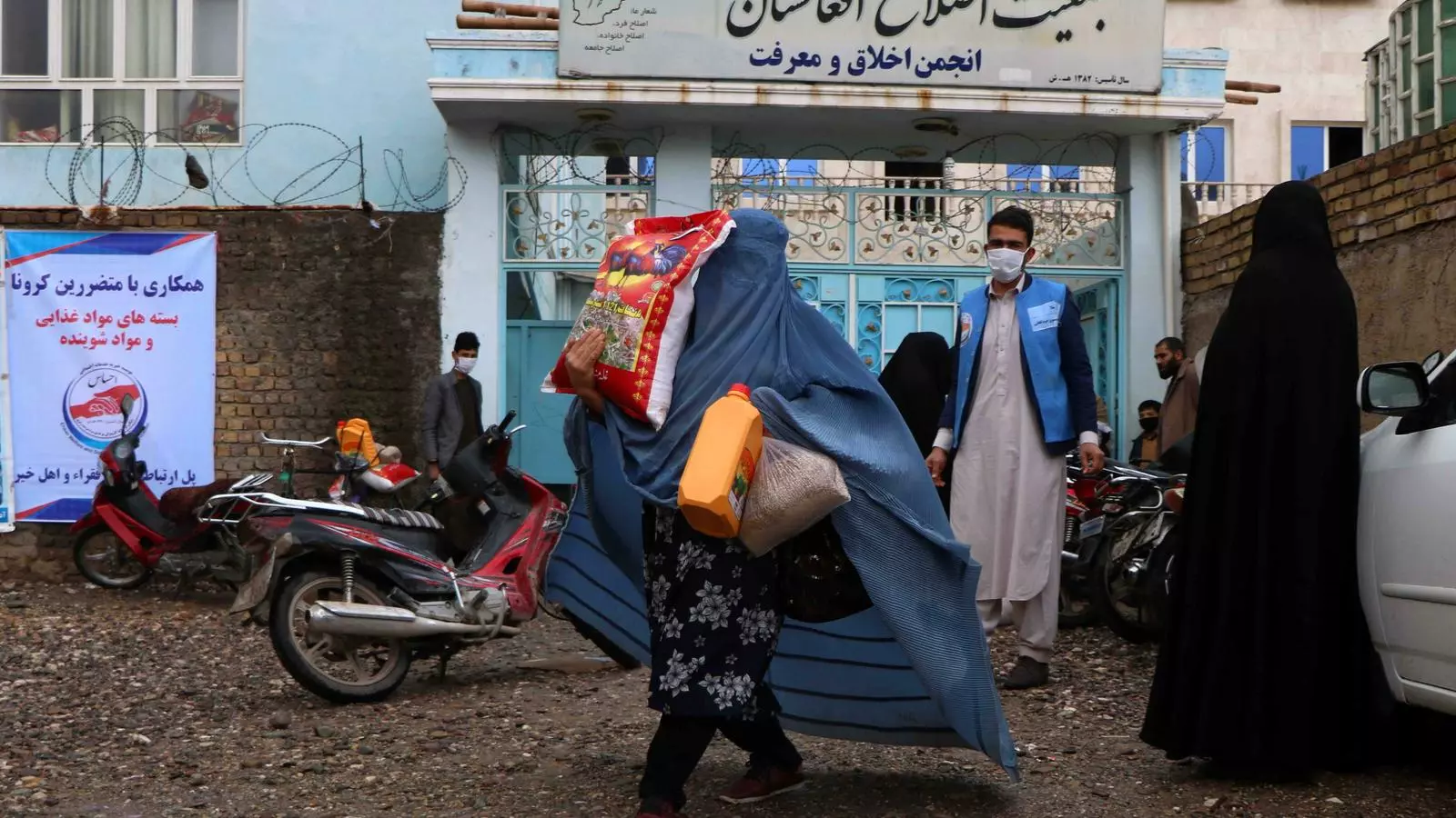 Una dona rep ajuda humanitària a la ciutat de Herat, a l'oest de l'Afganistan