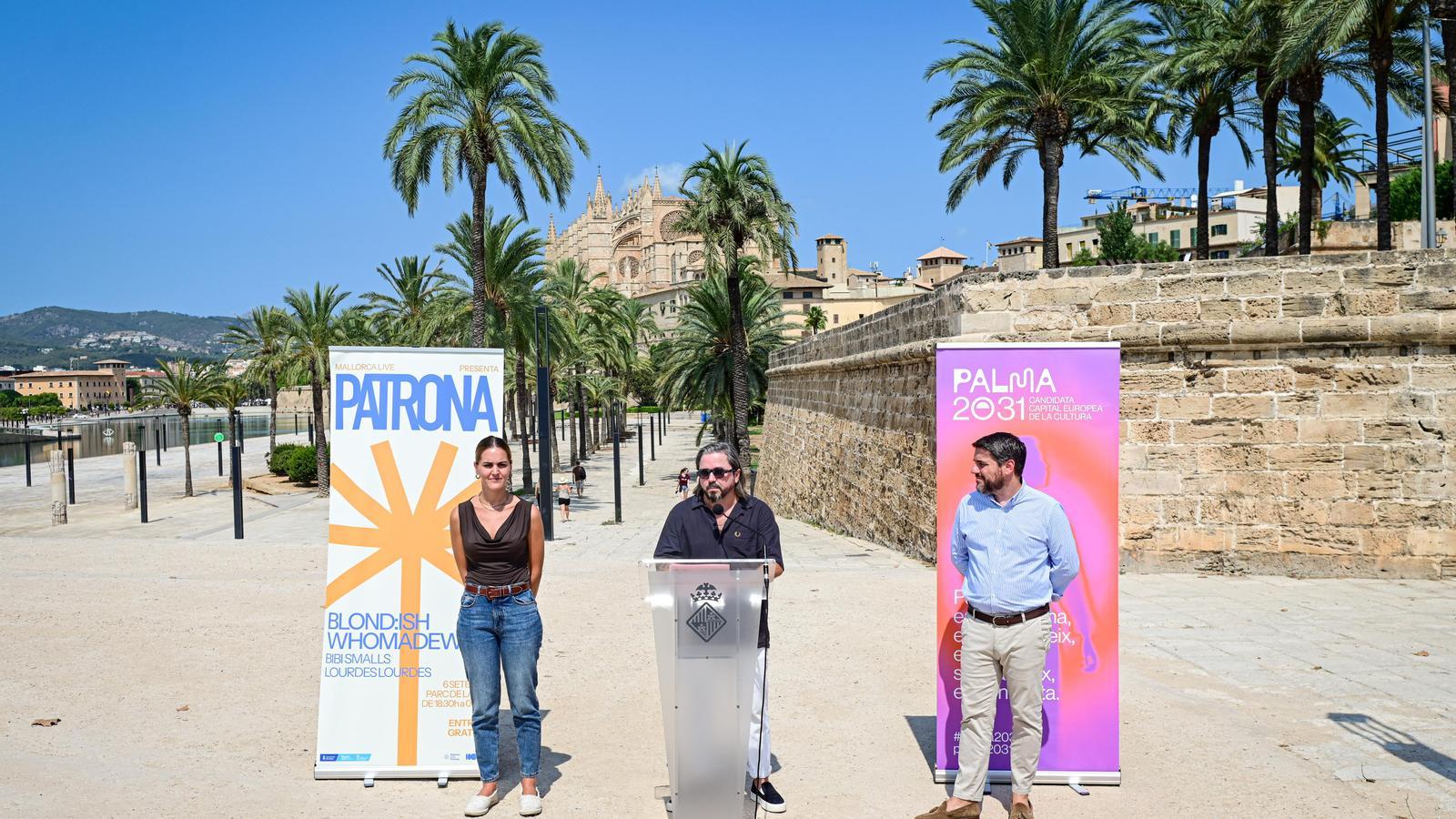 La concejala Lourdes Roca, el director del Mallorca Live Álvaro Martínez y el concejal Javier Bonet en la presentación de Patrona a mediados de agosto