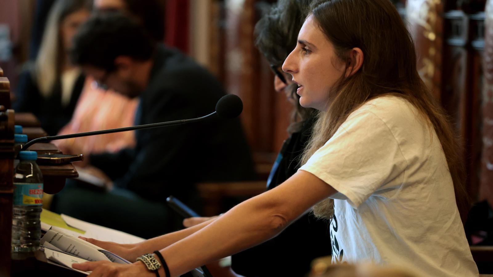 La regidora de Podem, Lucía Muñoz, durant un ple de Cort.