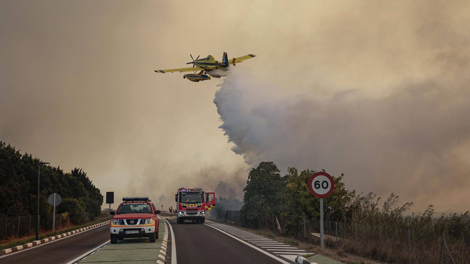 Un hidroavión descarga agua sobre la carretera CV-500.