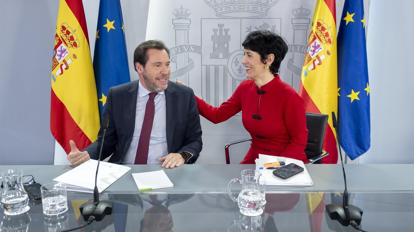 Óscar Puente and Elma Saiz, during the press conference after the Council of Ministers of December 23, 2025
