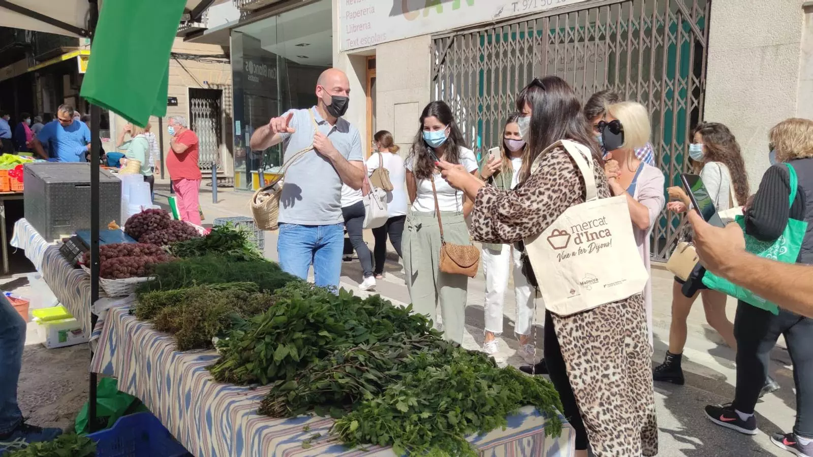 Bloguers i influencers durant la visita al mercat setmanal del dijous.