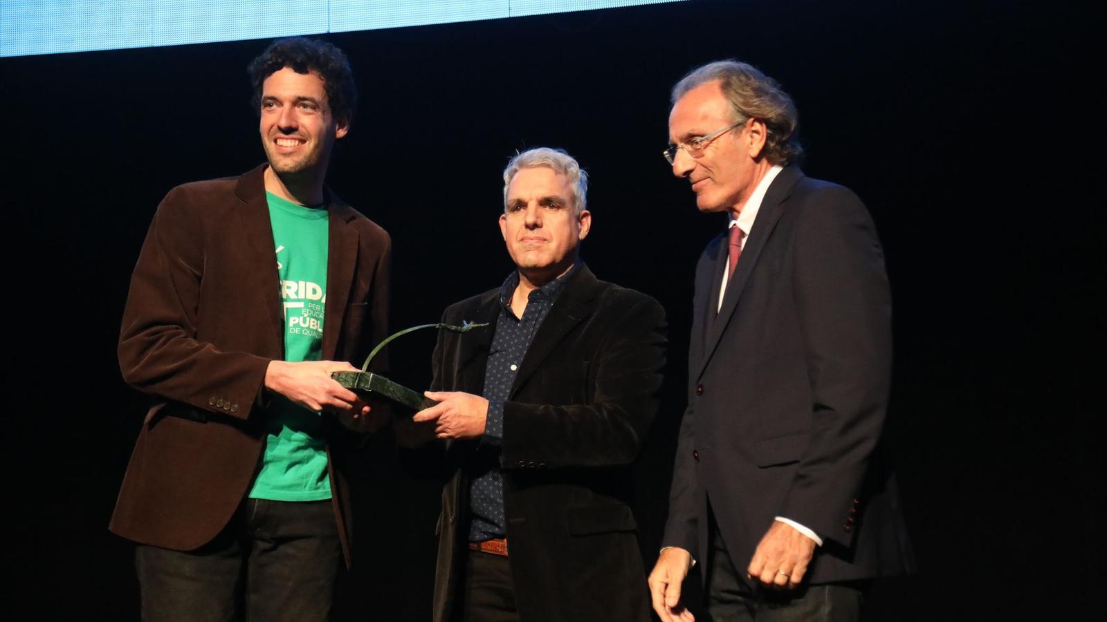Lluis Gené, premi Ciutat de Palma d’investigació, ha pujat a recollir-lo amb una de les camisetes verdes.