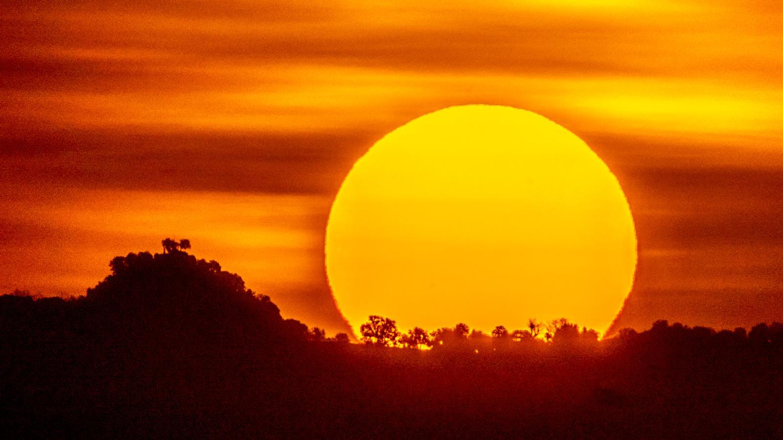 Image of the sunrise this Tuesday in Manlleu, Osona.