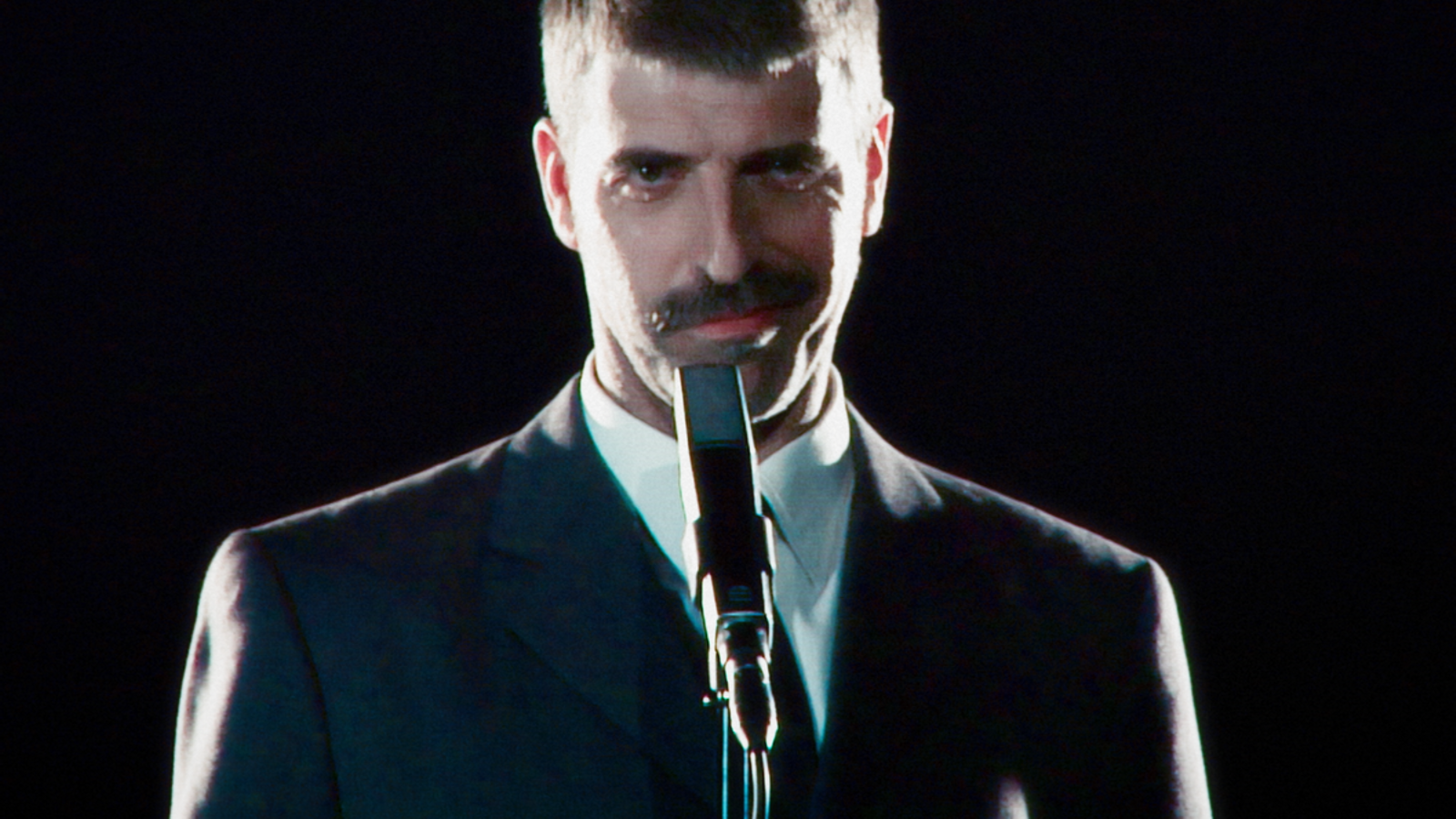 Guillem Gisbert in an image from the music video 'Entretén-me'