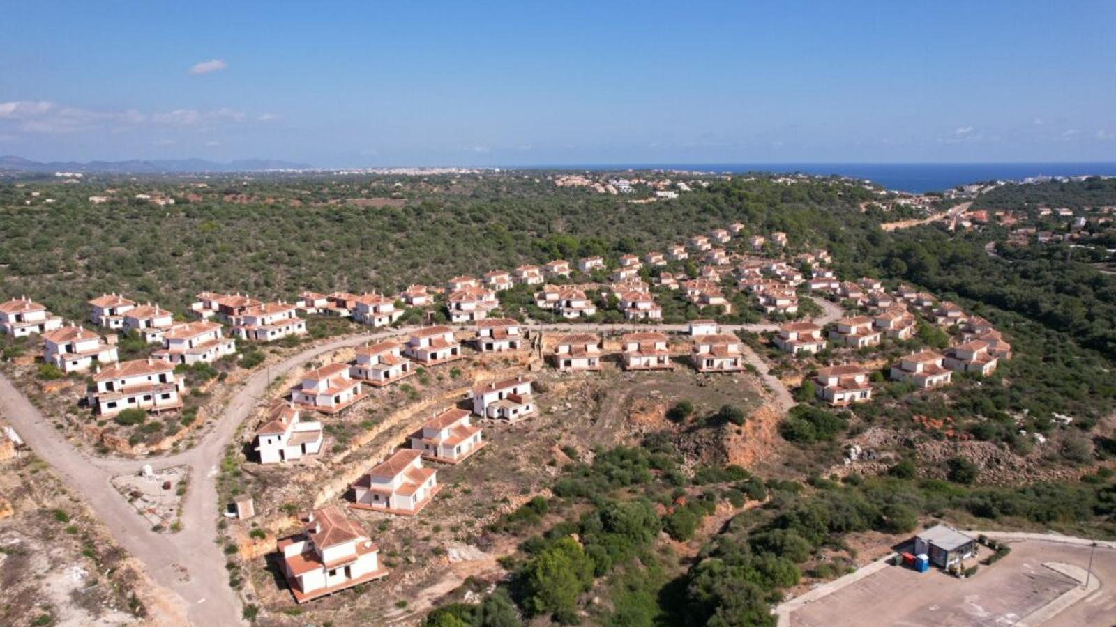 El proyecto urbanístico se ubica entre Punta Reina y s'Estany den Mas.