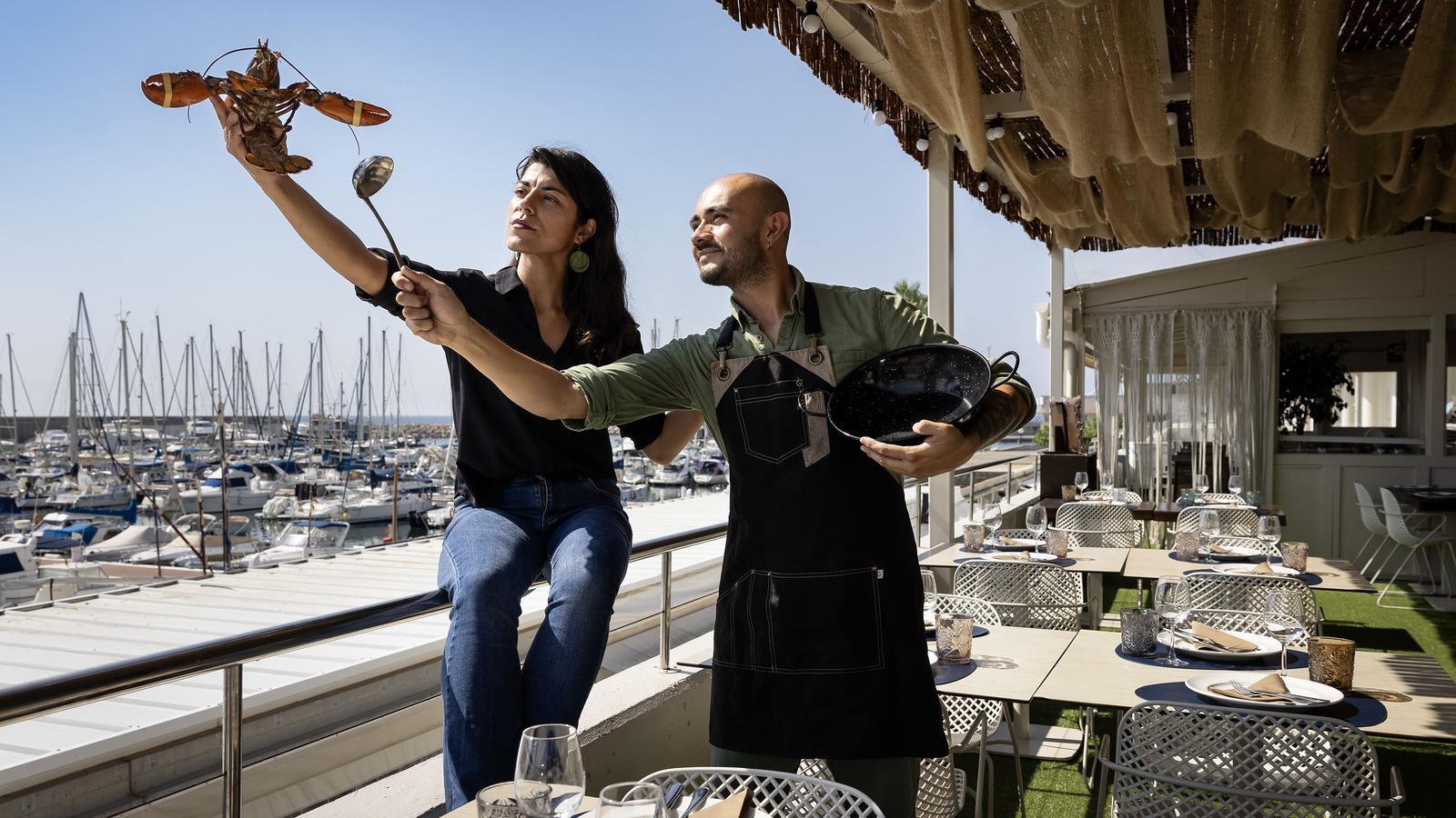 Annia and Jonathan with a lobster on the terrace of the Port Viu restaurant in Torredembarra.