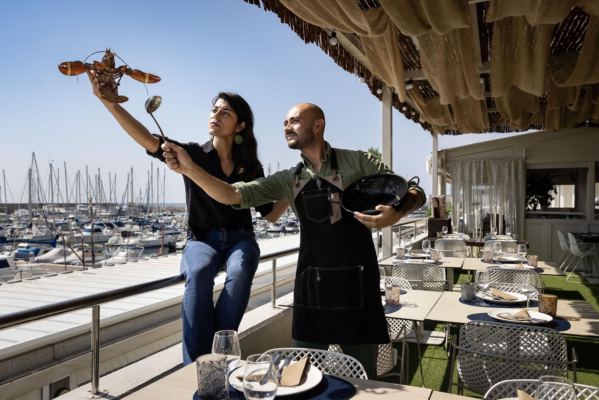L'Annia i el Jonathan amb un llamàntol a la terrassa del restaurant Port Viu de Torredembarra.