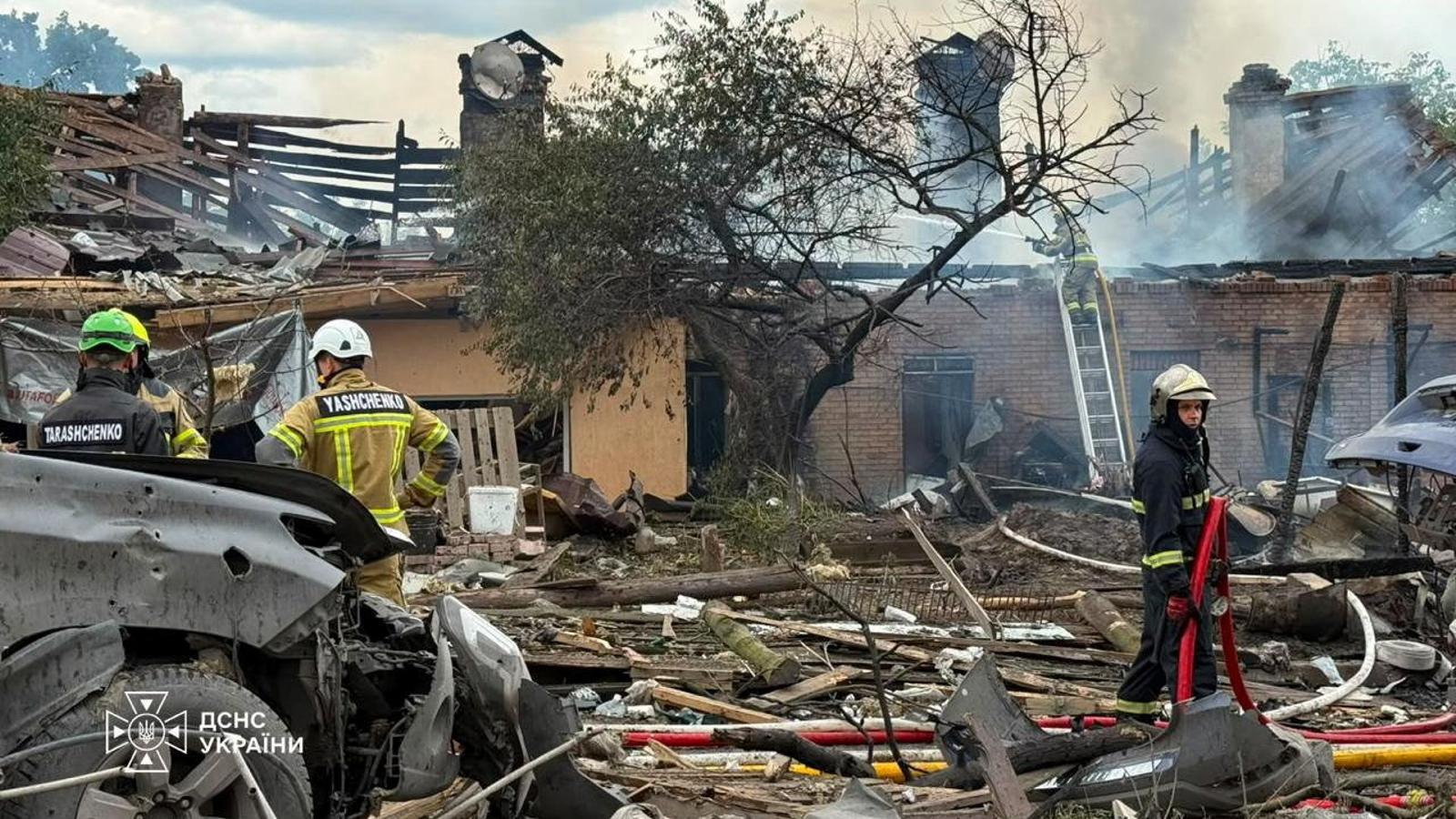 Los servicios de emergencias trabajan en una zona objetivo de un ataque con misiles rusos en Kiev, este viernes.