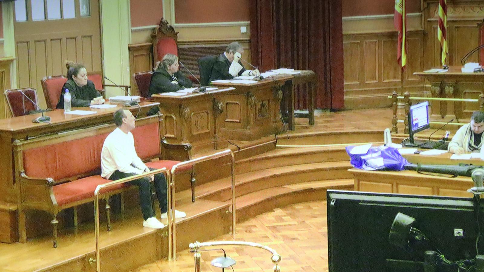 L'acusat durant el primer dia de judici a l'Audiència de Barcelona