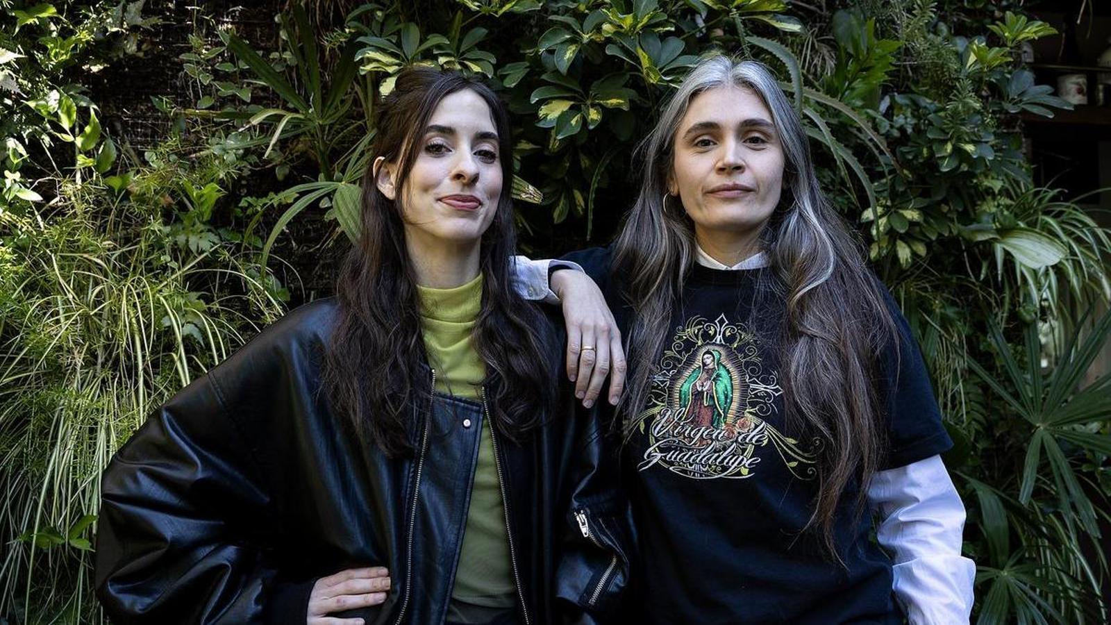 Carmen Urbita y Ana Garriga, del podcast Las Hijas de Felipe, presentan el libro 'Instrucción de novicias' en la Llibreria Finestres.