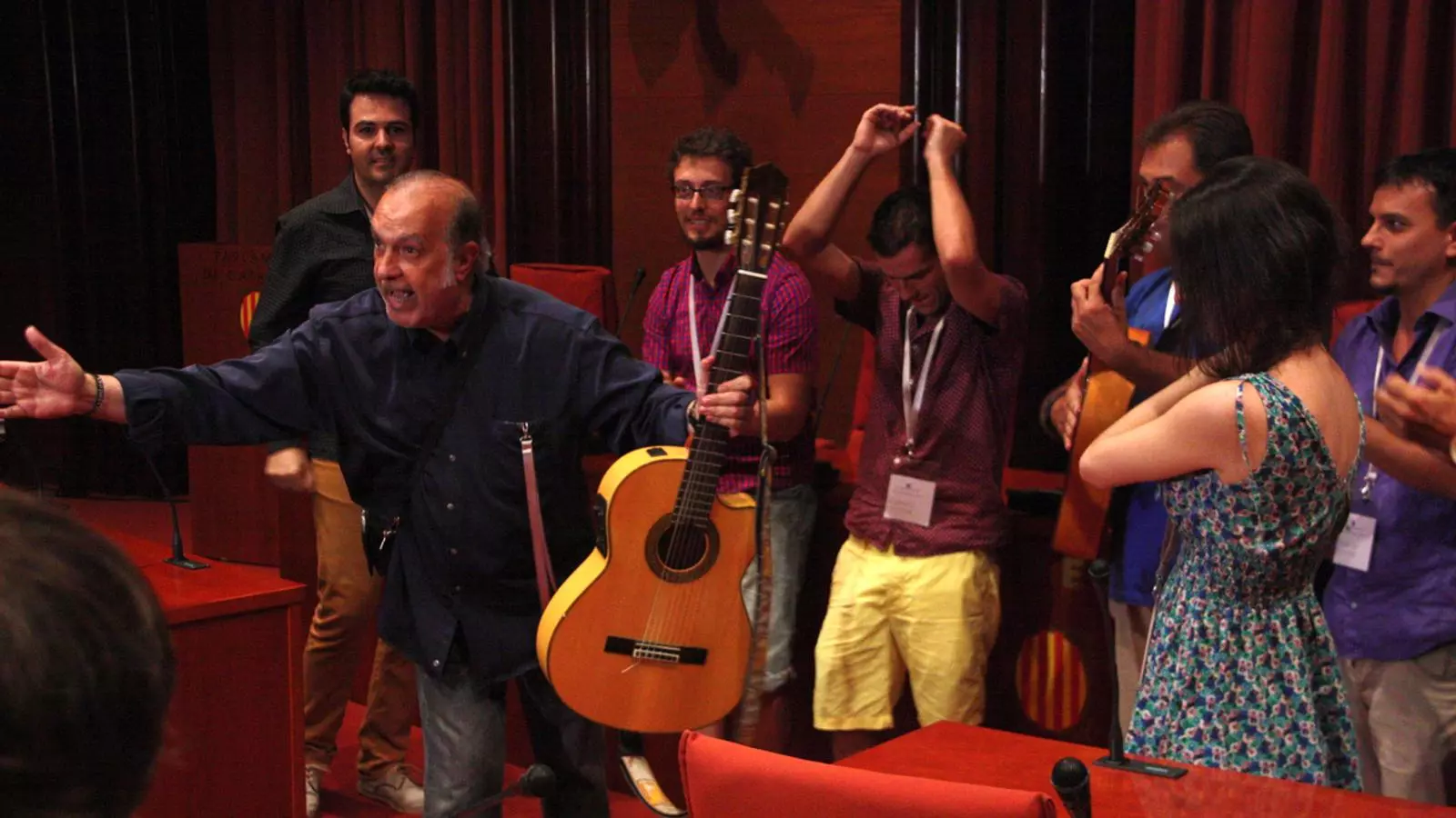Els 'rumberos' cantant i ballant rumba catalana, a una de les sales de comissions del Parlament. / ACN