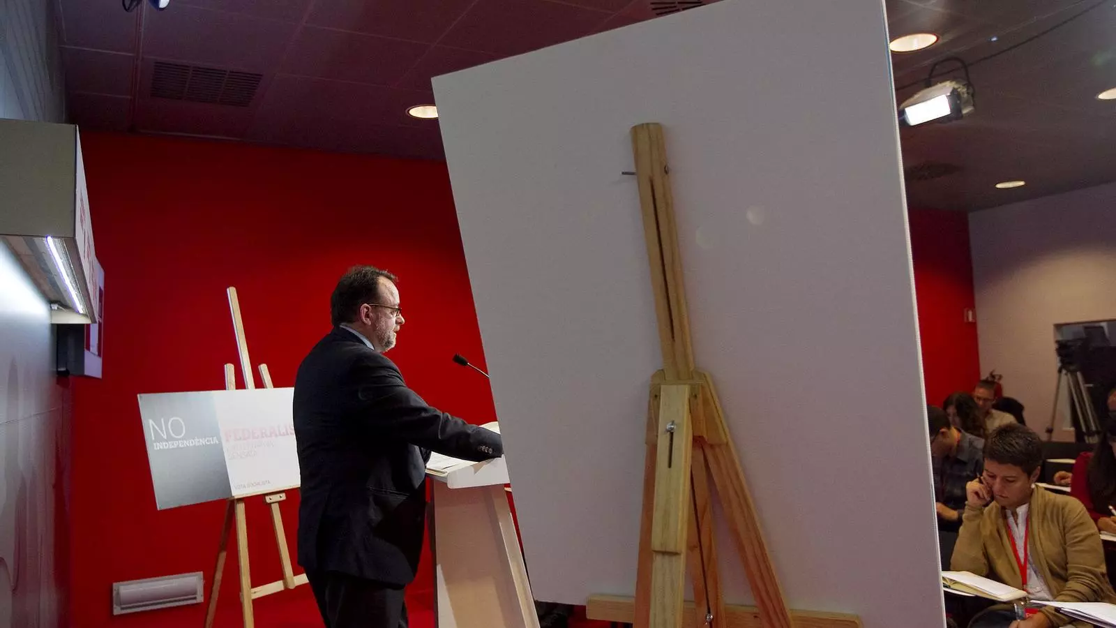 AMB L'AUSTERITAT PER BANDERA Daniel Fernández, secretari d'organització del PSC, explicant davant dels mitjans aquesta setmana com serà la campanya electoral dels socialistes. Amb menys diners -que vindran, en part, de bestretes dels seus càrrecs electes- demanaran als seus militants que trepitgin el carrer més que mai.