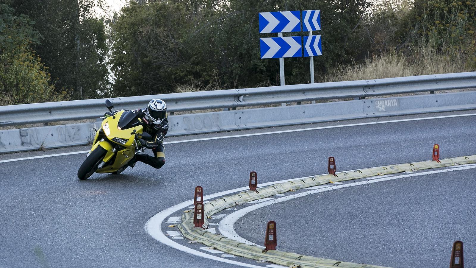A motorcyclist on the highway to the snatching, in a file image
