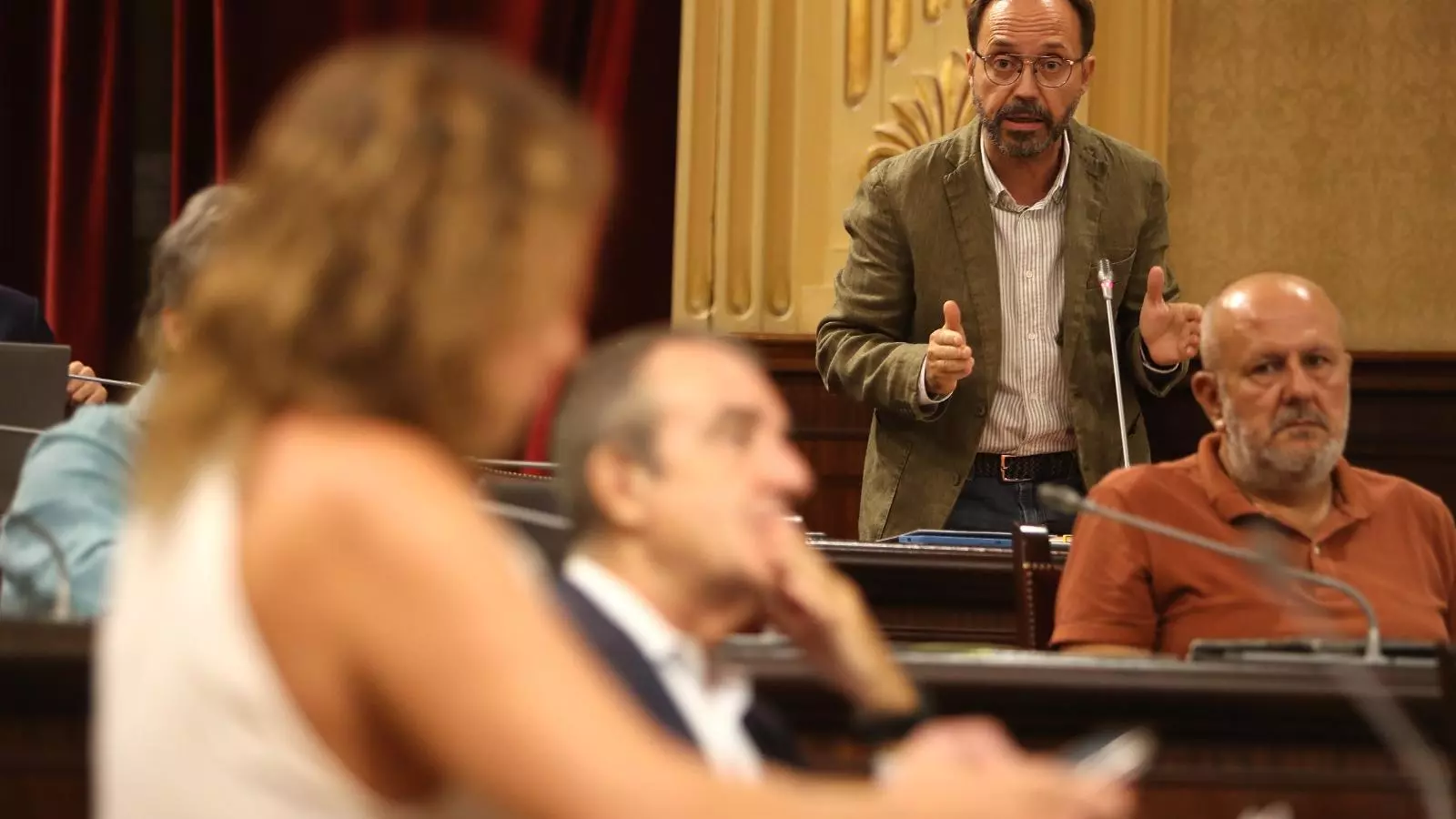 Josep Castells durant la seva intervenció al Parlament
