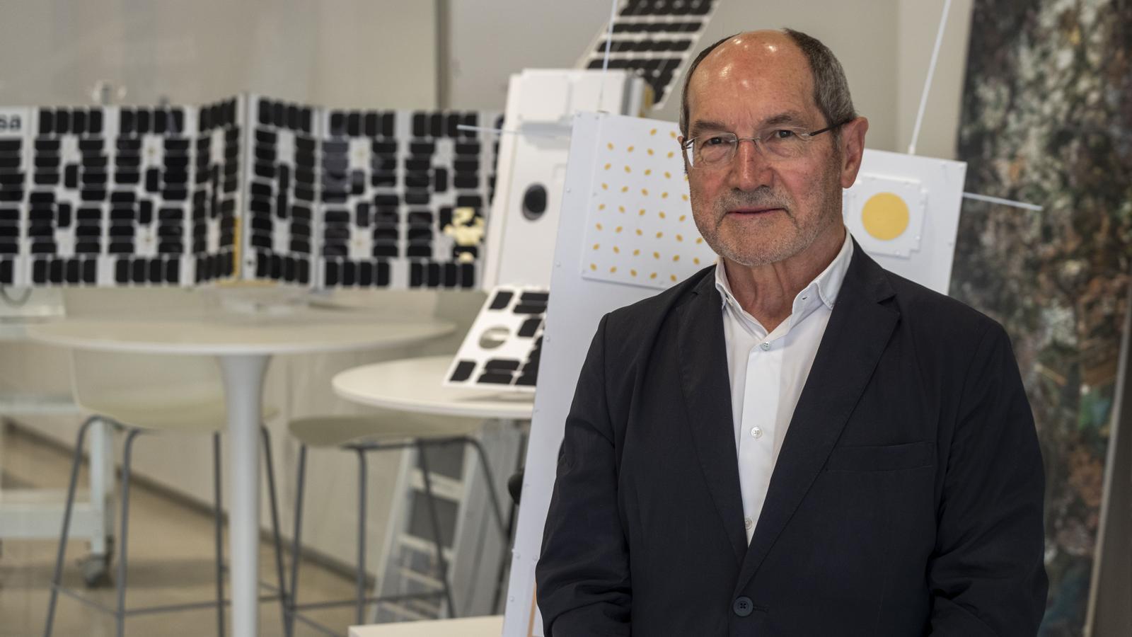 Mier con modelos de satélite de la compañía con sede en Barcelona