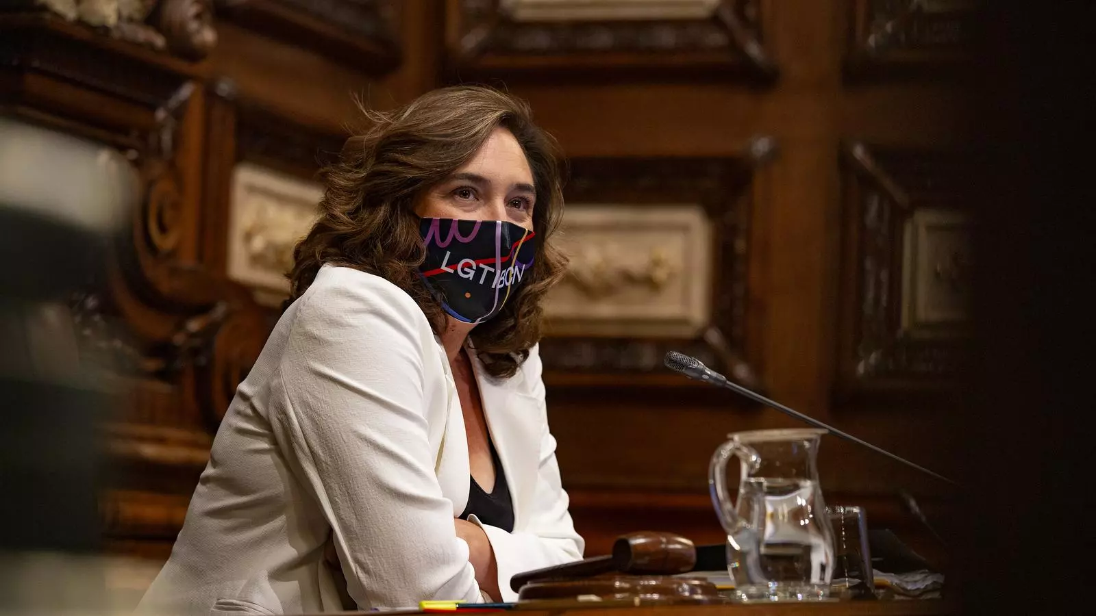 Colau, al ple, amb una mascareta de LGTI BCN