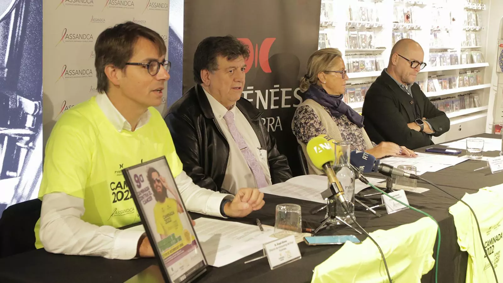 El director de màrqueting del Grup Pyrénées Àngel Alonso, el president d'Assandca Josep Saràvia, la vicepresidenta de la Fundació Jacqueline Pradère i el director general del Grup Pyrénées Sergio Romero durant la presentació de la Caminada Contra el Càncer.