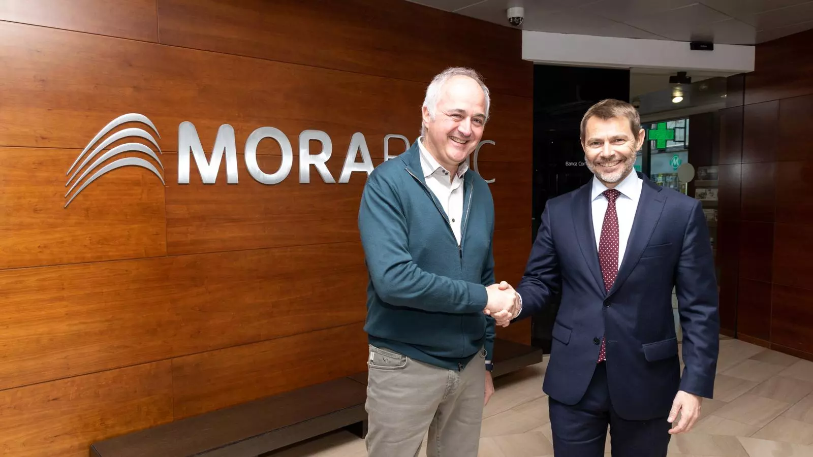 Enric Pujal, president de l'ACA, i Lluís Alsina, director general de MoraBanc, en el moment de corroborar l'acord. / SIT COMUNICACIÓ