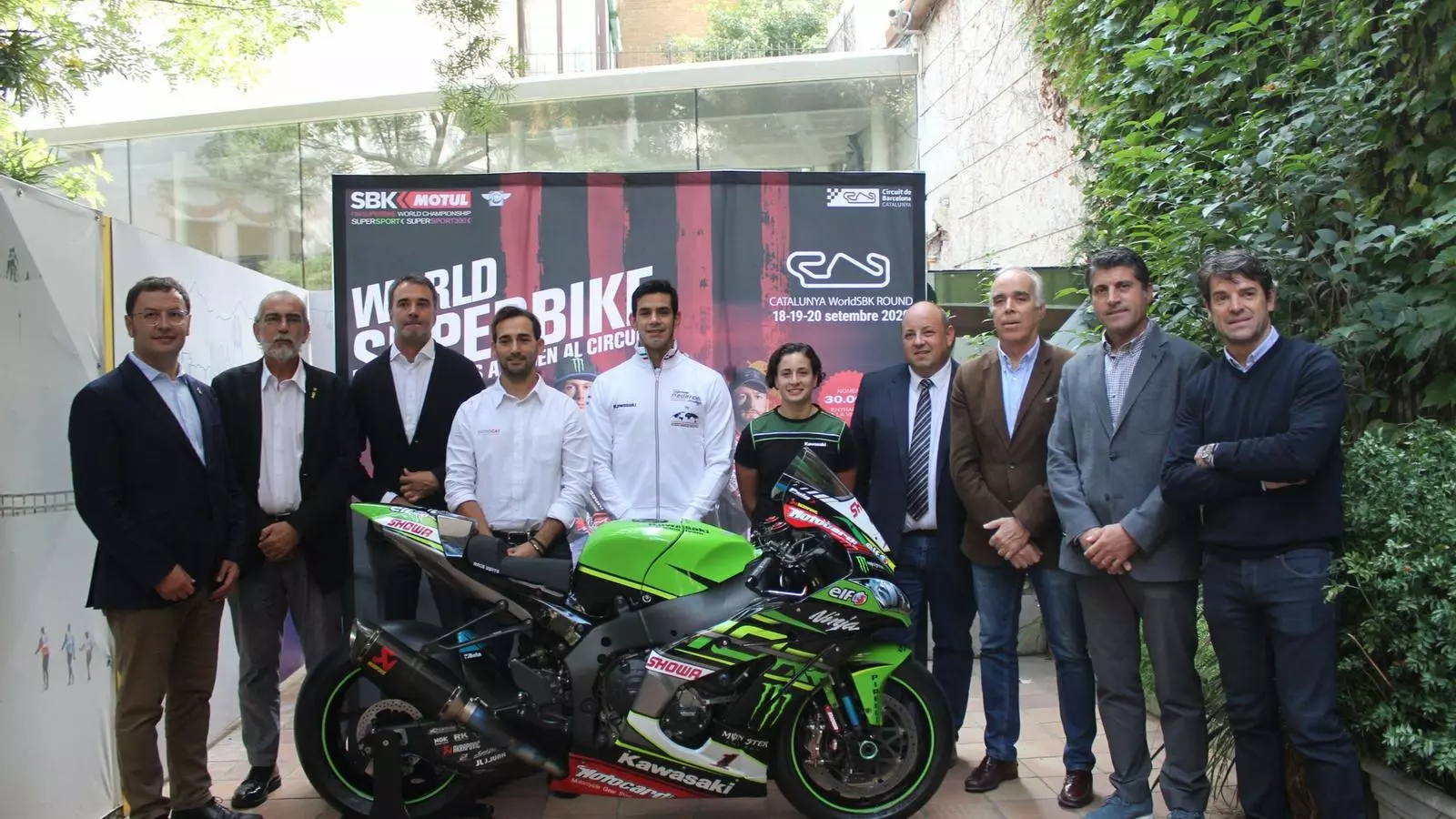 Les autoritats presents a l'acte en què el Circuit ha anunciat que acollirà una cursa de Superbikes