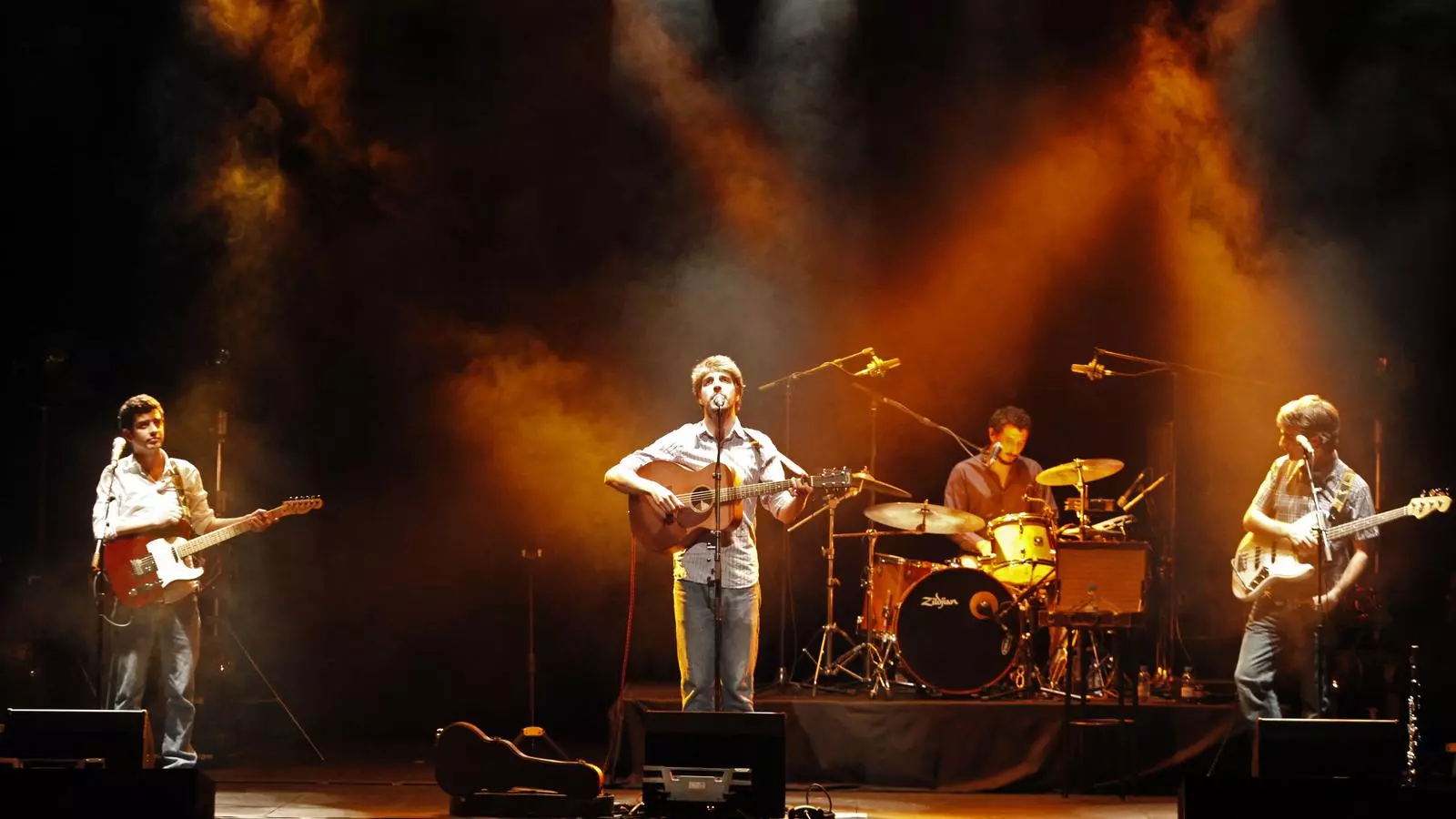 Guillem Gisbert a l’acústica, Arnau Vallvé a la bateria i la percussió, Martí Maymó al baix i Roger Padilla a l’elèctrica milloren en viu el nou disc