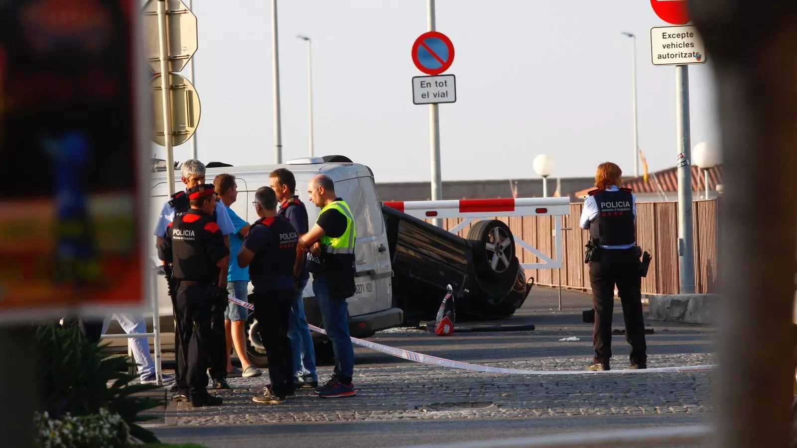 El cotxe en què viatjaven els cinc atacants de Cambrils, bolcat