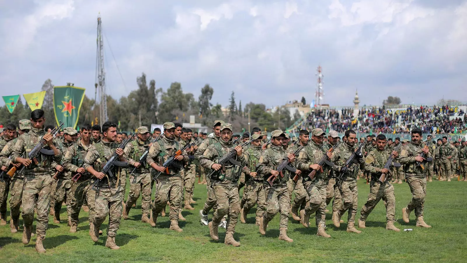 Milicians de les Unitats Kurdes de Protecció Popular (YPG) en una desfilada a Qamixli al març.