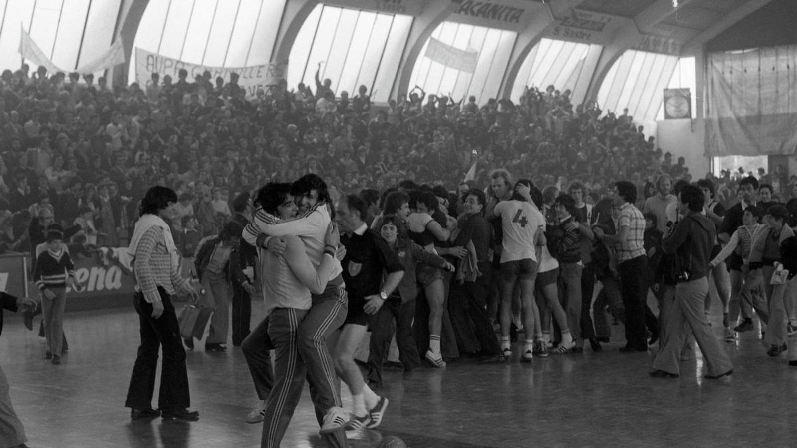 Los jugadores del Granollers, celebrando llegar a la final de la Recopa de 1976
