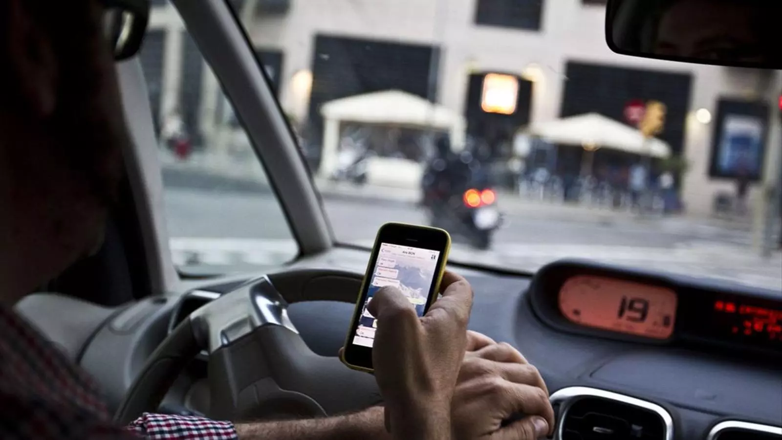 Un conductor, mirant el WhatsApp